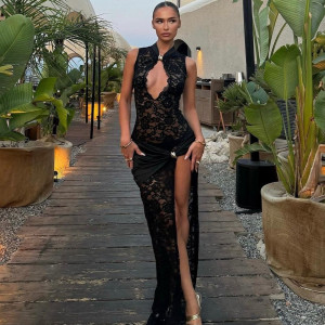 Robe longue en dentelle ajourée et découpée