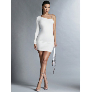 Robe moulante asymétrique à bretelle en strass