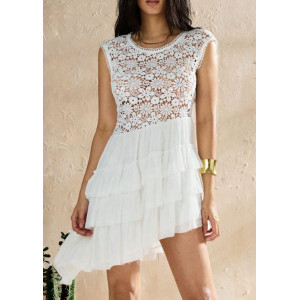 Robe sans manches à volants et ourlet asymétrique