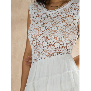 Robe sans manches à volants et ourlet asymétrique