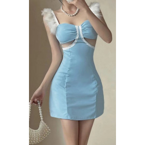 Robe courte à bretelles duveteuses