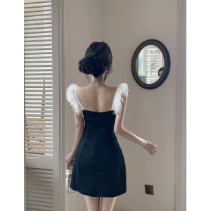 Robe courte à bretelles duveteuses