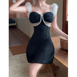 Robe courte à bretelles duveteuses