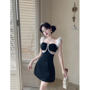 Robe courte à bretelles duveteuses