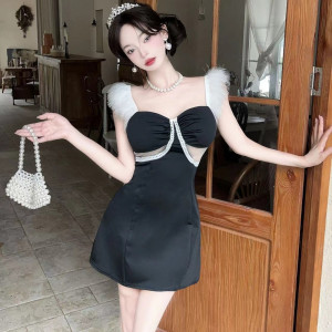 Robe courte à bretelles duveteuses