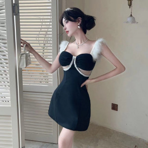 Robe courte à bretelles duveteuses