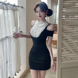 Robe rétro décolleté en dentelle