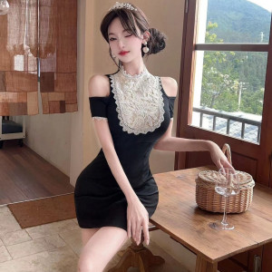Robe rétro décolleté en dentelle
