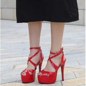 Sandales vernies à talons aiguilles
