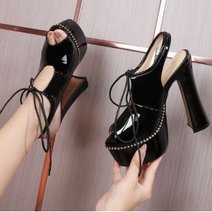 Sandales vernies à talons épais