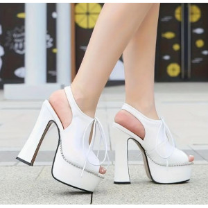 Sandales vernies à talons épais
