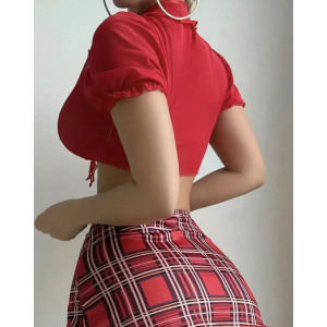 Uniforme d'écolière sexy pour femme avec mini-jupe à carreaux et string.